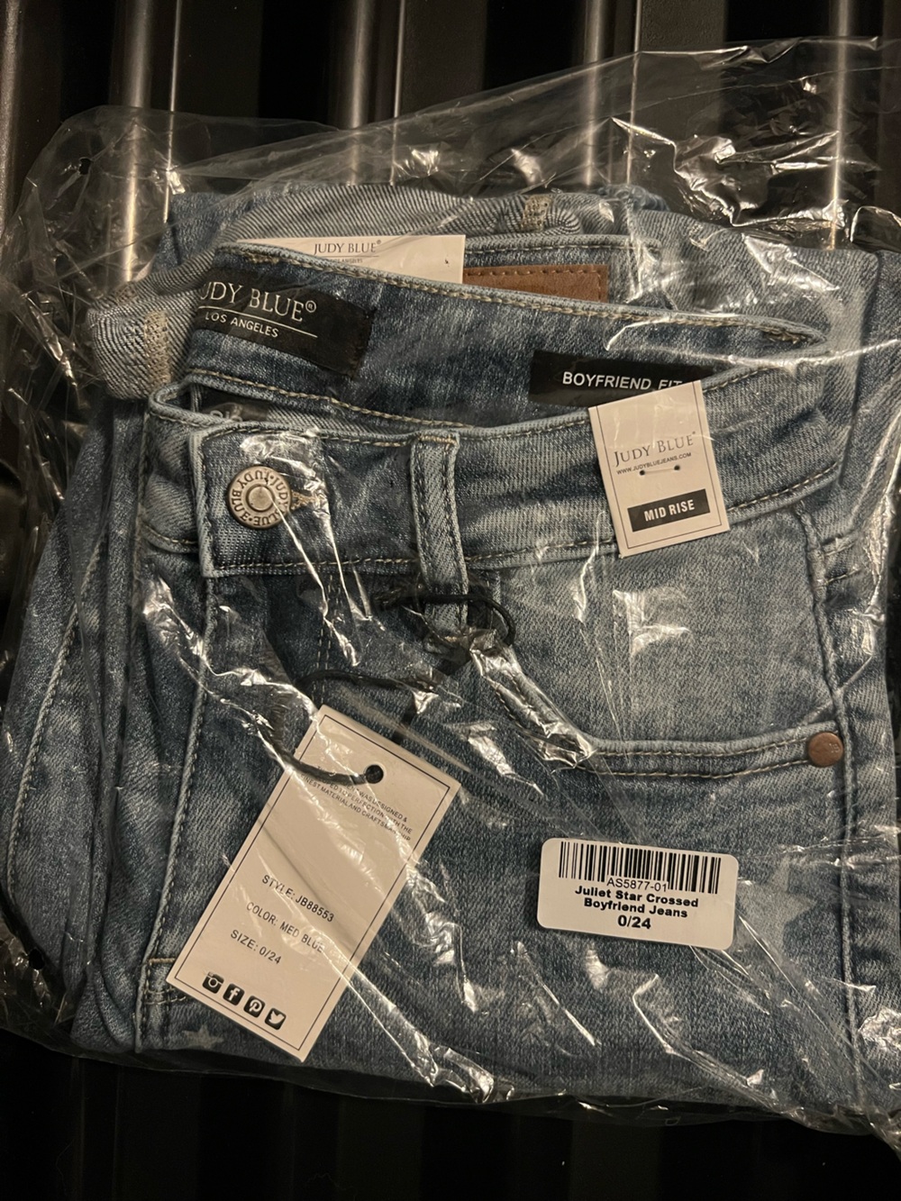 JUDY BLUE Mid Rise Star Print Boyfriend Jeans | Size: 0/24 - Picture 7 of 7